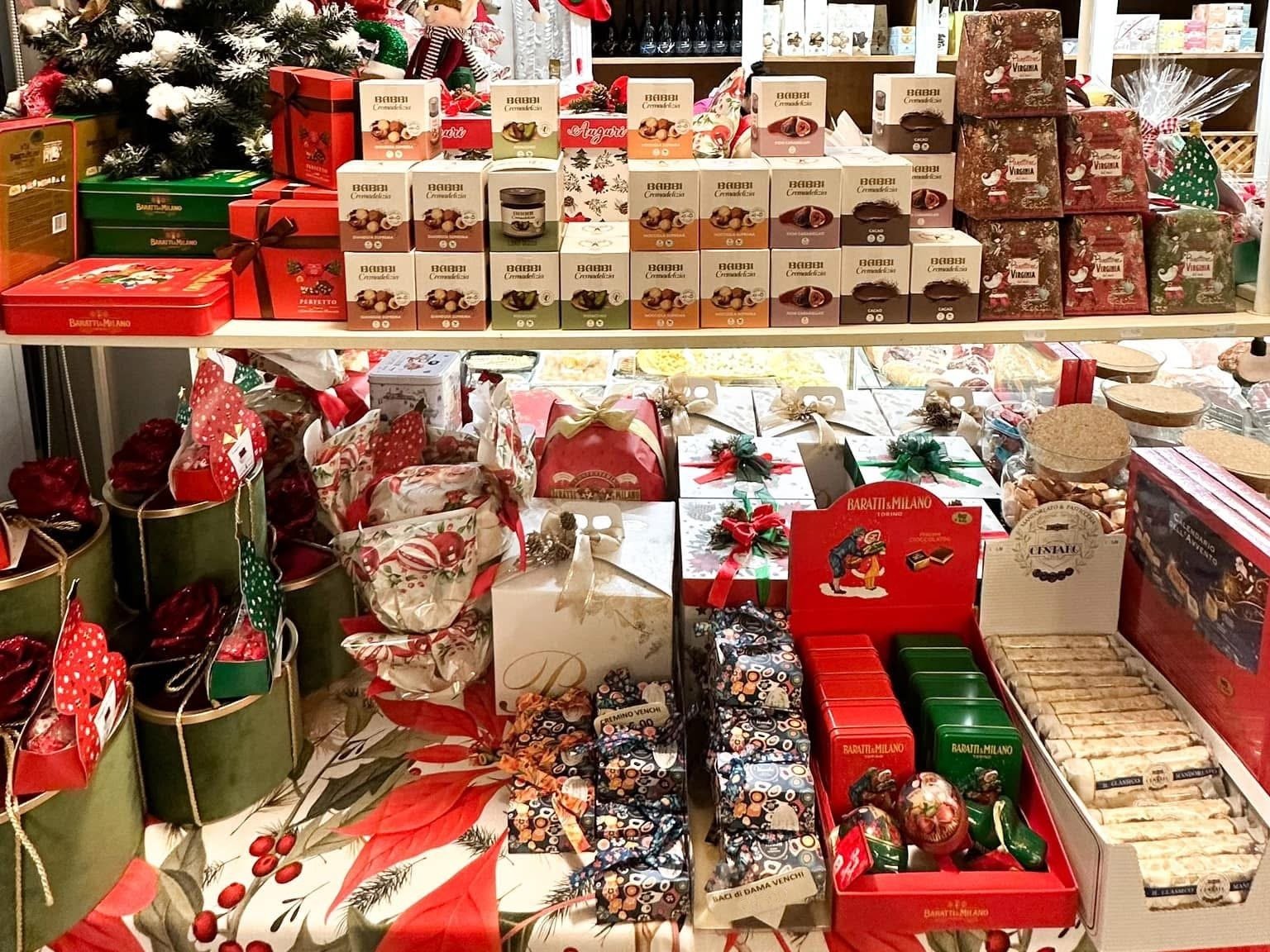 Il banco di Natale di Sapori d'Italia con cioccolato Venchi e Baratti & Milano e panettoni
