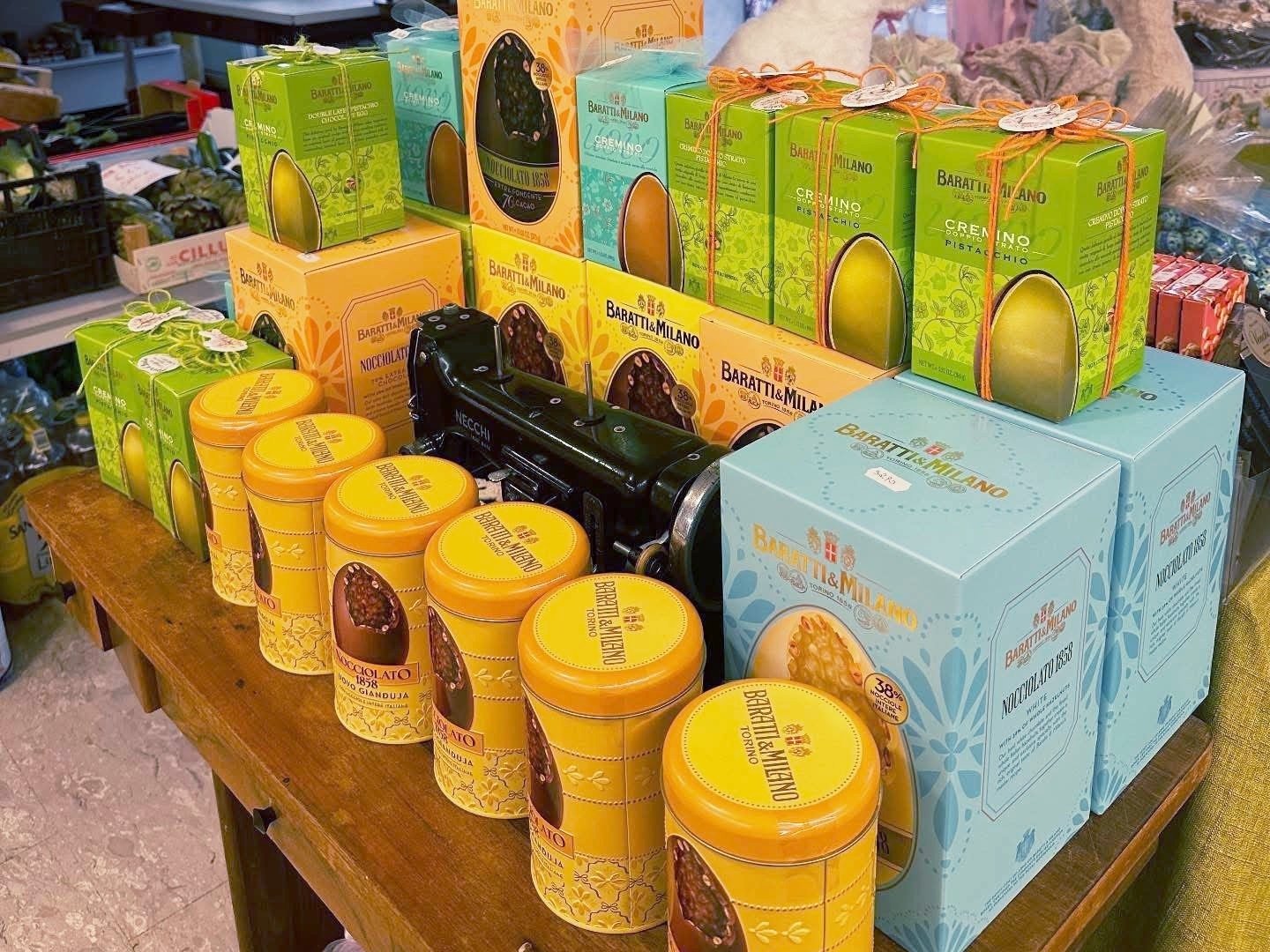 Uova di Pasqua Baratti & Milano esposte su un tavolo di legno in negozio