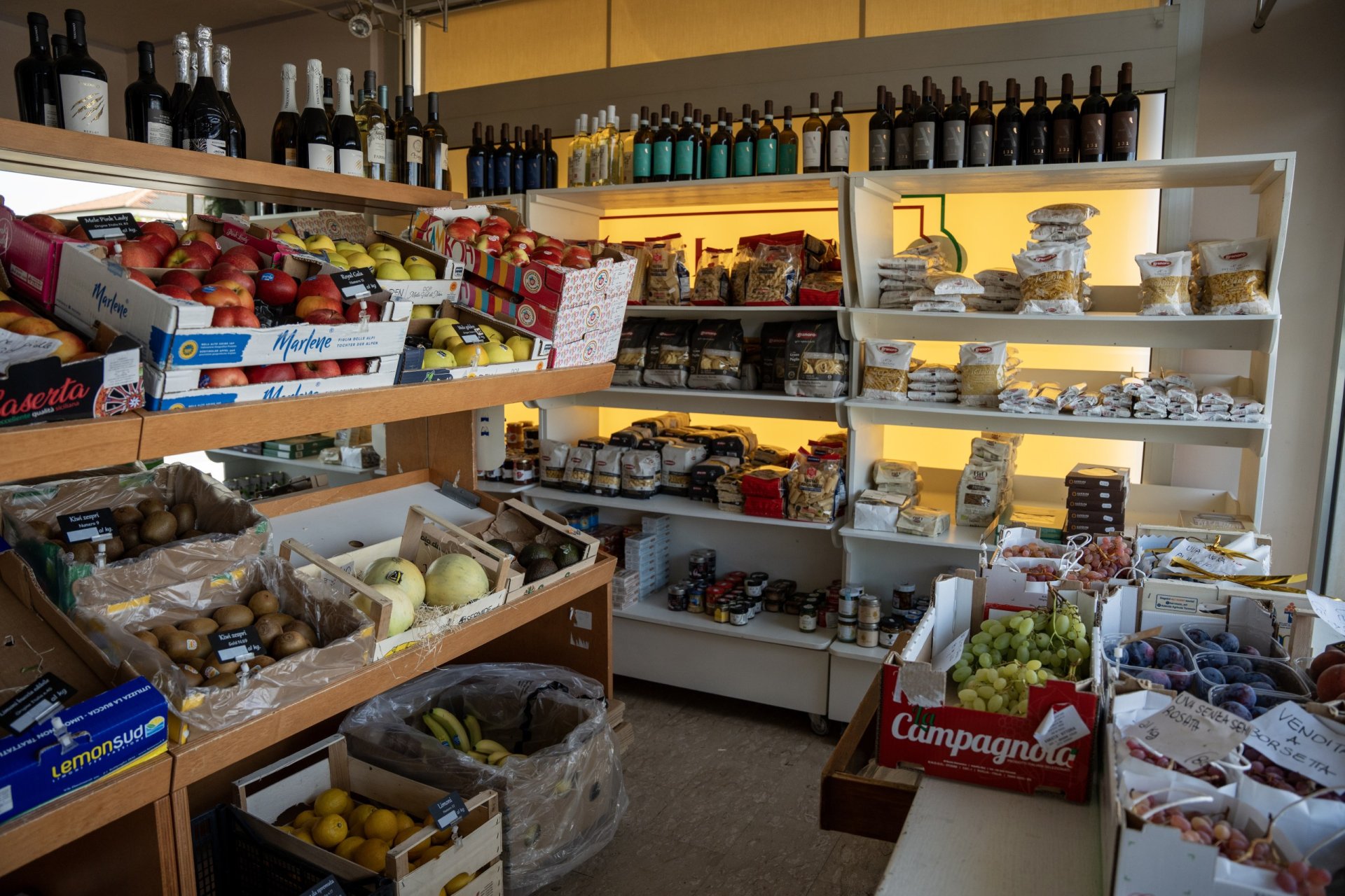 Ortofrutta, pasta secca e vini negli scaffali del negozio Sapori d'Italia a Preganziol