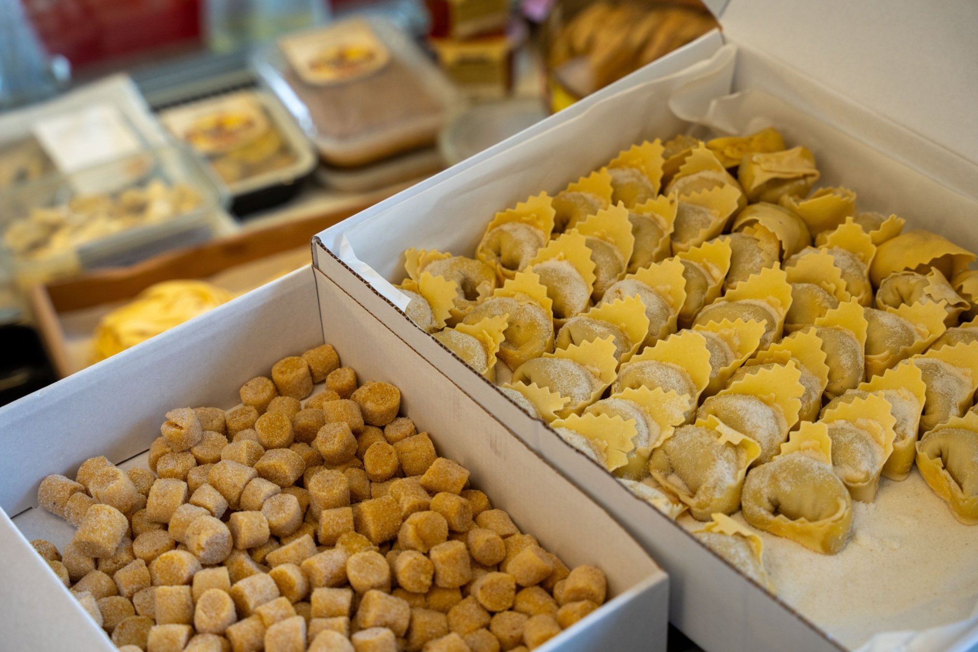 Gnocchi e pasta ripiena fresca nelle scatole del banco gastronomia