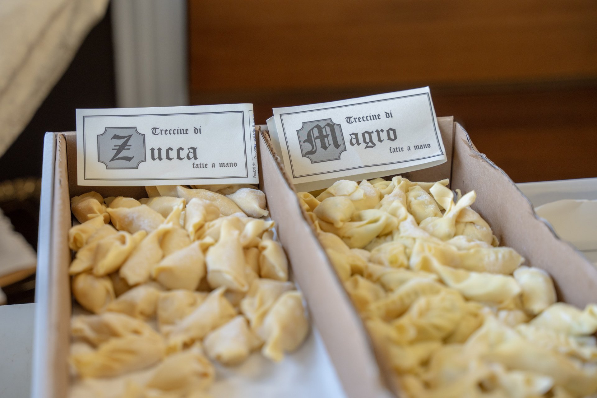 Treccine di zucca e di magro fatte a mano, con i loro cartellini